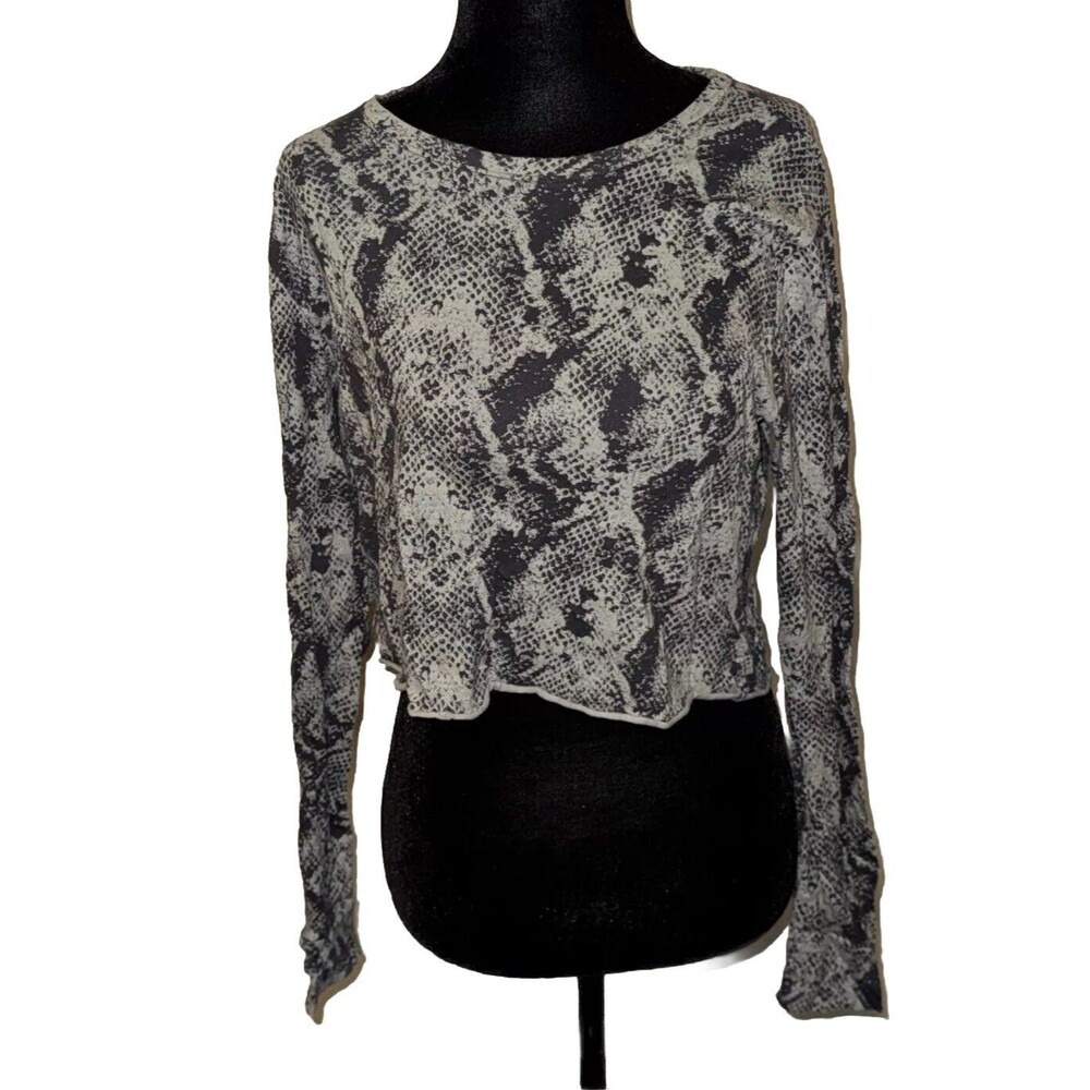 BCG Medium Long Sleeve Workout Cut Off Black & Gray Snakeskin Pattern Shirt